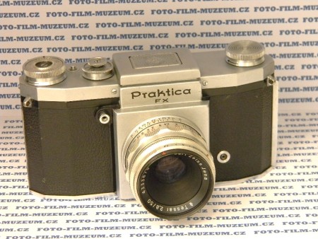 1. Praktica z řady FX. Výroba VEB KW Drážďany. Vychází z aparátu Praktiflex. Rok 1952. Časy 1/30 - 1/500s + B. Závěrka plátěná horizontální. Ostření na matnici. Obraz se pozoruje zhora světlíkem. Závit M42x1. Exponát č.1. Dostal jsem na vánoce 1985. 