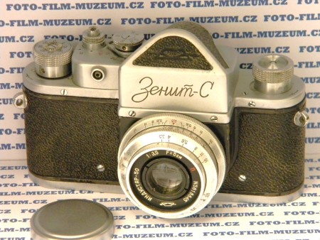 Zenit S. Dle mého názoru druhý typ Zenitu. S značí synchrokontakt pro blesk. Výroba KMZ. Časy 1/25 - 1/500s + B. Závit objektivu M39x1.