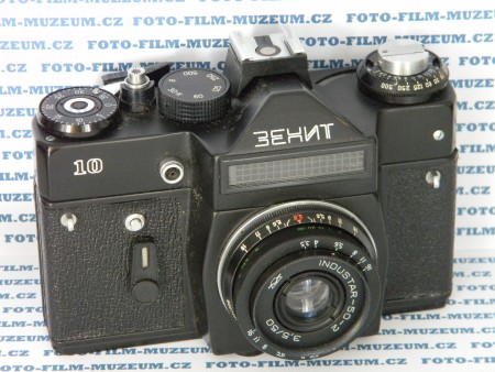 Vzácný Zenit. Vyrobeno málo kusů. Má větší kolečko voliče časů závěrky. Po funkční stránce je to v podstatě Zenit E.