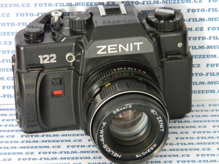 Zenit v modernějším, plastovém pojetí. Expozimetr TTL, Cds. Počítadlo již v normálním, spolehlivém provedení. Závit objektivu M42x1. Bohužel stále původní zastaralá závěrka s rozsahem 1/30-1/500s + B. Existuje model 122K s bajonetem Pentax K.