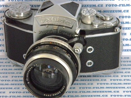 Fotoaparáty Exakta se vyráběly od r.1936 do r.1969. Exakta Varex IIa. Výrobce Ihagee Drážďany. Plátěná horizontální závěrka s časy 1/25s - 1/1000s + B,T. Objektivy s bajonetem Exa/Exakta, výměnné hledáčky. Odklopná zadní stěna pro zakládání filmu. 