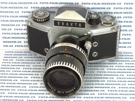 Exakta VX 1000. S novějším provedením voličů časů, samospouště a natahování. Na snímku s hranolem.
