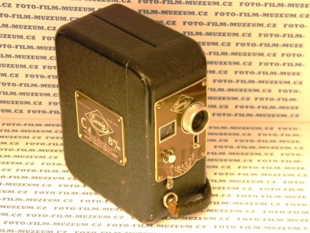 Eumig C4. Na film 2x8mm. První kamera na světě s pohonem na baterie. Jako zdroj byla tzv. plochá baterie o napětí 4,5V. Objektiv pevně zabudovaný. Většinou se světelností 2,5. Pouze jedna rychlost. Velikost do kapsy.