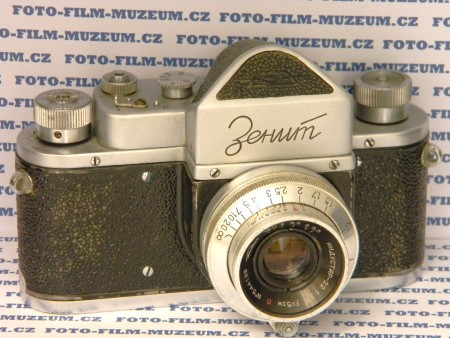 První aparát z dlouhé produkce Zenitů. Má zakládání filmu zespodu jako u Leicy. Nevratné zrcátko. Časy 1/25s - 1/500s + B. Plátěná horizontální závěrka. 