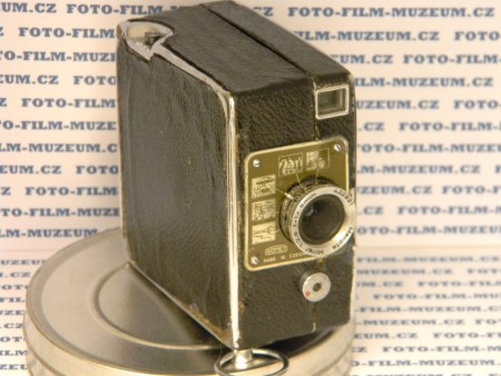 Kamera Somet. Výroba firma Somet Trnovany. Svého času nejmenší osmička na světě. Na foto 1. provedení kamery které nemá počítadlo. U dalších typů již bylo. Natahuje se zatažením za kroužek vespod kamery. Hledáček optický průhledový. Na film 9,5mm v kazetě