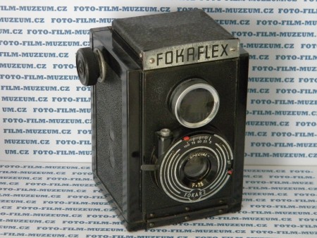 Jednoduchý bakelitový přístroj na svitkový film 120. Formát negativu 6x6cm. Výroba od r. 1950.