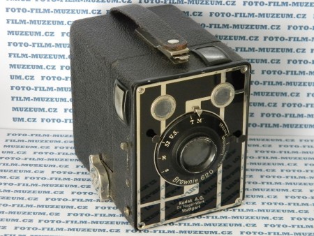 Kodak Brownie 620. Jednoduchý aparát typu box. Náhled do hledáčku shora nebo ze strany. Na svitkový film. 3 dírkové clony. 1 čas + B. Materiál plech.