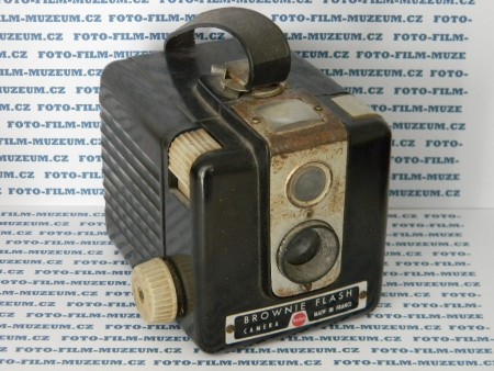 Fotoaparát Kodak Brownie Flash. Typ box na svitkový film. S jednoduchým optickým hledáčkem s náhledem shora. Materiál bakelit.