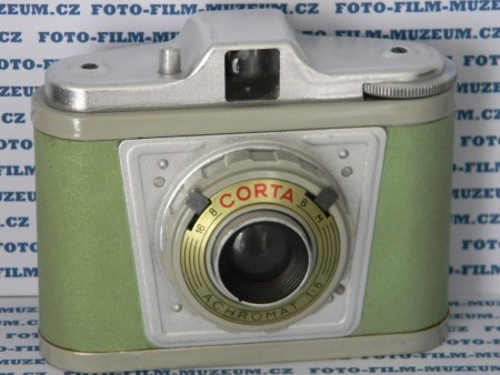 Velmi jednoduchý fotoaparát na svitkový film pro začátečníky a pro děti. Prodej od r.1961. Dírková clona-2 velikosti. 1 čas+B. Má synchrokontakt pro blesk. V zadní stěně červené okénko pro převinutí materiálu. Byla se zelená, modrá a černá. Lisovaný plech