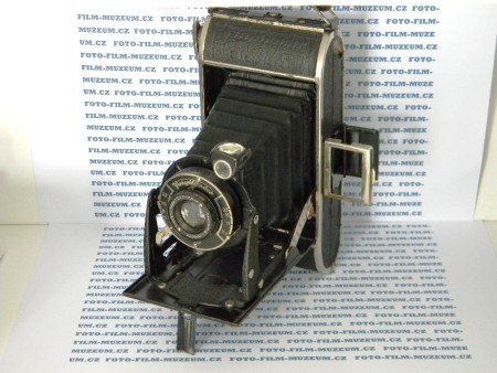 Měchový Voigtländer Bessa. Výroba 1935-1937. Střední formát, svitkový film 120. Rámový hledáček.