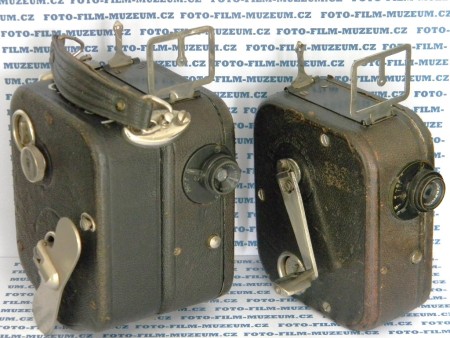 Kamera Pathé Baby. Na film 9,5mm v kazetách, Jednoduchý rámový hledáček. Vlevo s připojeným pérovým motorem, vpravo pro ruční pohon. Výroba od r. 1923 do r. 1930. Byl k ní i projektor na ruční pohon. Od r.1923 se datuje masový počátek amatérského filmu.