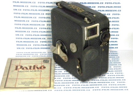 Pathé Motocamera. Výroba od r. 1927 do 1938. Na film 9,5mm v kazetách. Hledáček optický průhledový. Pohon perem. 