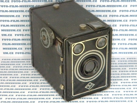 Fotoaparát Agfa, typ box. Série aparátů Agfa Box se vyráběla od r.1930 do r.1957 v různých provedeních. Jsou na svitkový film typu 120, většinou formát negativu 6x9cm. Jeden čas závěrky, clona 11 nebo 11+16.Materiál - ocelový plech.