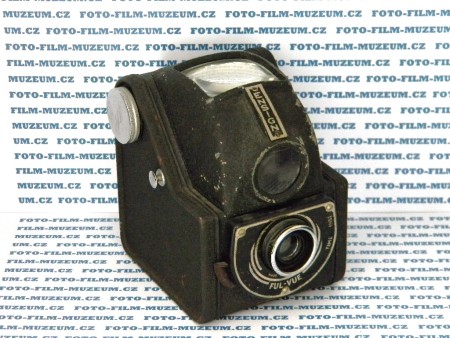 Ensign Ful-Vue Model II. Jednoduchý fotoaparát typu box na svitkový film typ 120. Formát negativu: 6x6cm. Clona 11. Čas: 1/30s + T. Materiál ocelový plech. Vyobrazené provedení je z r. 1950.
