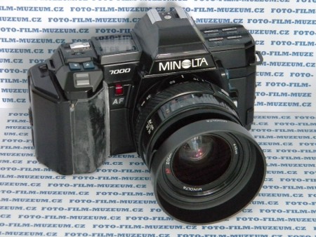 První komerčně úspěšný fotoaparát s integrovaným AF v těle. Uvedený v r. 1985. 1 bodový AF. Měření Cds TTL. Motorové převíjení filmu. Bajonet Minolta A. Stavový displej na horním panelu aparátu. Lamelová závěrka s vertikálním chodem 30s - 1/2000s + B. 