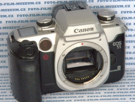 Japonská verze Canonu EOS 50e. Pouze tato verze se vyráběla také v celočerném provedení.