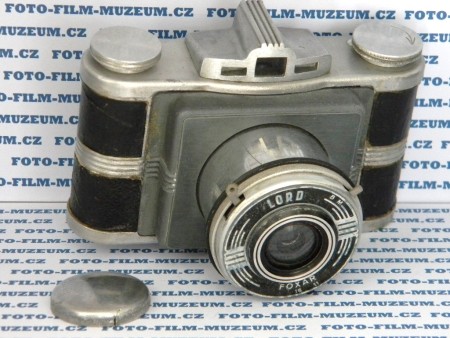 Fotoaparát na svitkový film. Formát negativu 4 x 6,5cm. 2 clony 1 čas + B. Výsuvný objektiv na tubusu. Je vyrobený z lehké slitiny na bázi hliníku. Optický hledáček. Zakládání filmu zespod.