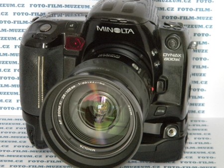 Zrcadlovka vyšší třídy, na trhu od r. 1997. Baj. Minolta A. Lamelová závěrka 8s.-1/8000s+B. 14 segmentové měření. 3 módy měření. Vestavěný blesk se zoomovací hlavou pro ohniska 24-80mm. Hledáček s dioptrickou korekcí. Série až 3sn./sec.