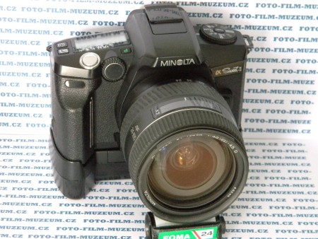 Aparát střední třídy uvedený v r. 2001. Lamelová závěrka 30s.-1/4000s+B. X-sync. 1/125s. 7 ostřících bodů. Série 3sn./sec. Baj. Minolta A. Zástupce poslední (páté) řady AF zrcadlovek Minolta. Pod ní je Minolta Dynax 3+4 a nad ní 7 a profi 9.