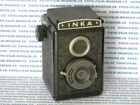 Bakelitový boxík s brilantním hledáčkem na svitkový film o formátu negativu 6x6cm. Vyráběla firma Atak Praha. Objektiv je fix-focus. Jednoduchá pérová závěrka se dvěma časy + B. 2 dírkové clony. Pozorování obrazu světlíkem na matnici.