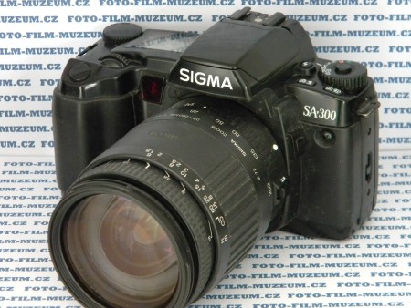 Bajonet SA. Elektronická lamelová vertikální závěrka s časy od 30s. do 1/4000s + B. X-sync. 1/125s. Režimy P,A,S,M.