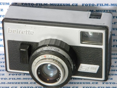 Beirette SL 300. Výroba od r. 1970. Objektiv Meritar 2,8/45mm. Závěrka centrální s časy 1/125, 1/60, 1/30s + B. Používá kazety typu SL firmy ORWO na 12 negativů rozměru 24x36mm. Přístroj je z lisovaného ocelového eloxovaného plechu.