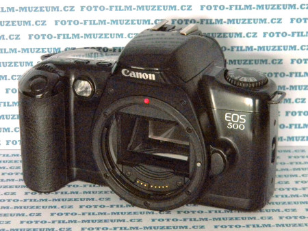 Canon EOS 500. Úspěšný model. Předchůdce EOS 300.