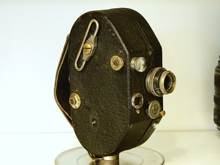 Admira Ledvinka na film 8mm. Má kulatý hledáček. Devět a půlka má hranatý.